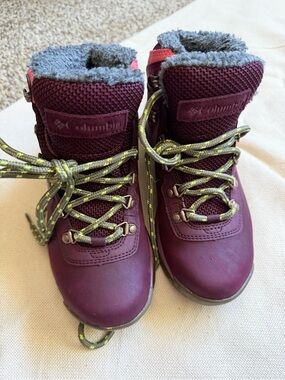 Columbia Women's Burgundy and Gray Winter Boots